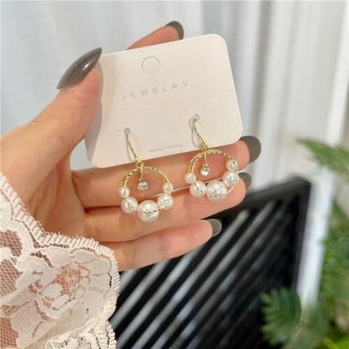 2021 Korean Hollow Out Round Imitation Pearl Earrings French Elegant Circle Pearls Clip Earrings Without Pierced Female Lady
