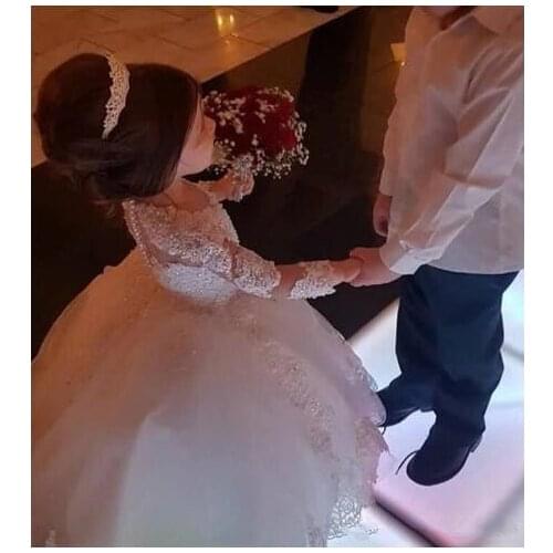 2020 Cute Jewel Neck Lace Flower Girls Dresses Long Sleeves Tulle Appliqued Beaded Girls Pageant Gowns With Cover Button