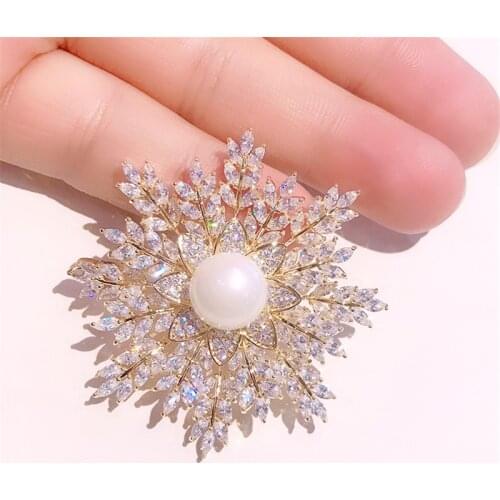 High Quality Shiny Zircon Snowflake Brooches Pins Gold Color Copper Pin Rhinestone Wedding Bouquet Christmas Gift Accessories
