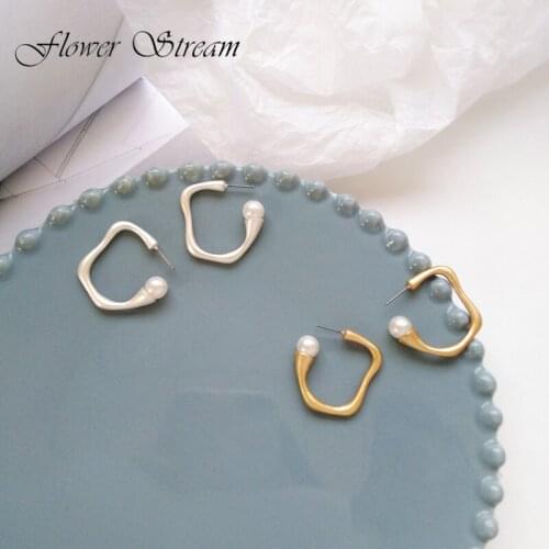 Creative Irregular Geometric Stud Earrings Fashion European and American Personality Atmosphere Street Shooting Pearl Earrings