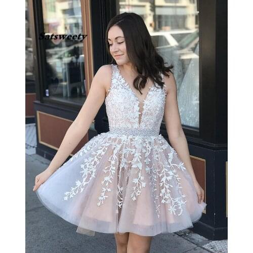 Vestidos de cóctel Short Homecoming Dresses V A line Lace Appliques vestido curto Crystals Cocktail Party Gowns Open Back