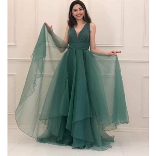 Elegant Long Tulle Green Evening Dresses with V-Neck A-Line Pleated Open Back Abendkleider Robes de Soirée for Women