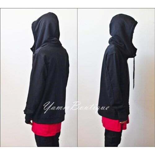 MEN’S BLACK HOODIE - ASYMMETRIC ZIP CLOSURE - GLOVES SLEEVES Model is 1/74 - 62 kg wearing size MEDIUM -Fit true to siz
