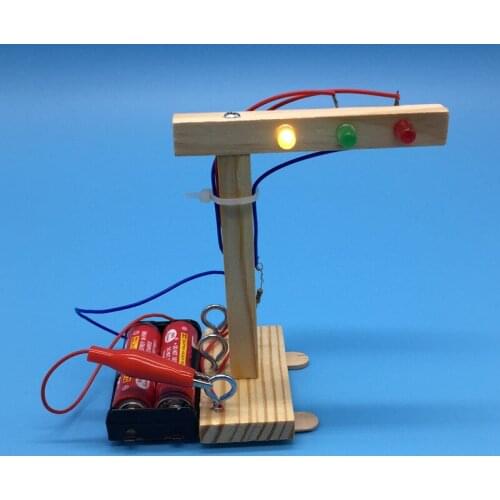 Science and technology small inventions children DIY homemade traffic lights manual materials experimental toy manufacturers