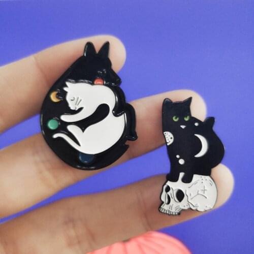 Hugging Black White Yin Yang Cat Pins Ghost Black Cat Skull Skeleton Witch Magic Wizard Kitty Jewelry Brooches Badges Pins