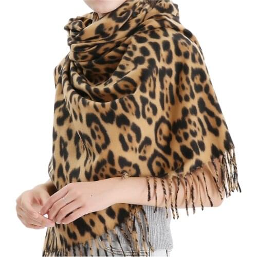 Hot-selling thick leopard print scarf in winter in Europe and America, leopard dot fringed brushed windproof shawl, warm cashmer