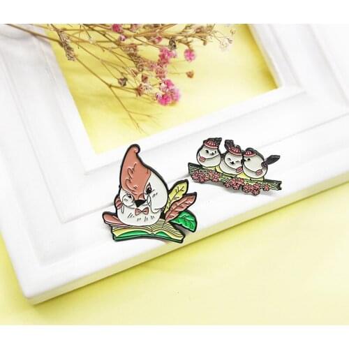 Creative Cute Cartoon Bird Dripping Oil Brooch Fashion Bird Reading Book Whispering Badge All-match Shirt Clothing Accessories
