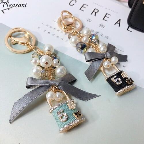 2021 Creative Fashion Small Lock Keychain Pearl Bow Crystal Key Ring Ladies Bag Car Pendant Gift Jewelry