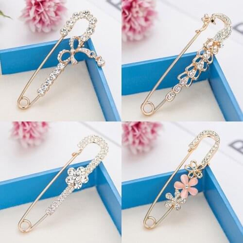 New Flower Pendant Crystal Brooch Ladies Brooch Cardigan Scarf QQ Clip Hat Simple Dress Lapel Pine Needle Accessories