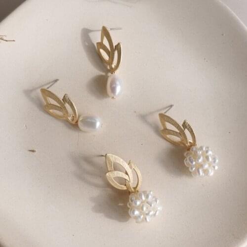 SRCOI Minimalist Matte Gold Leaf Natural Freshwater Pearl Ball Long Drop Earrings Hollow Out Metal Weddings Christmas Present