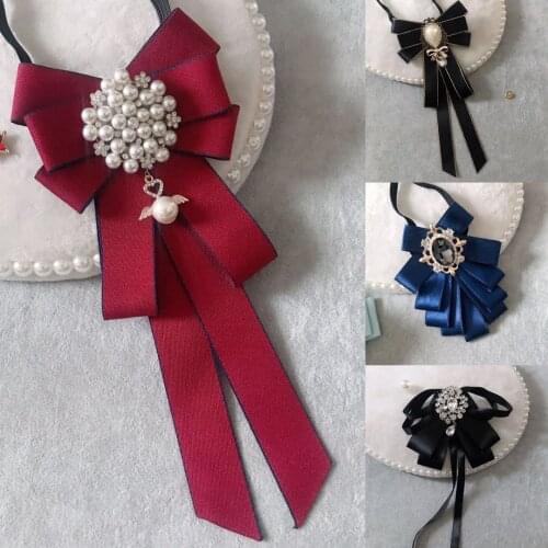 Korean Ribbon Pearl Bow Tie Brooches for Women Crystal Rhinestone Necktie Pins Mens Suit Shirt Collor Clothing Accessories
