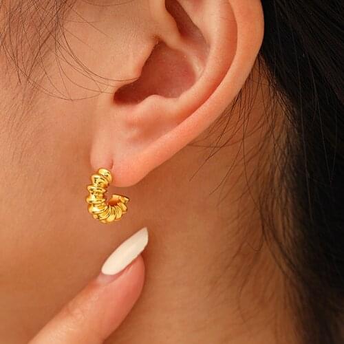 New Vintage Snail Small C Shape Golden Color Earrings Fashion Spiral Design Stud Earrings Women Jewelry Wedding Accessories