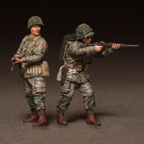 Two resin US airborne troops during World War II 1:35