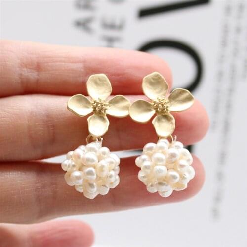2019 hot fashion jewelry gold metallic flower earrings hand-woven round freshwater pearl earrings for gift for women
