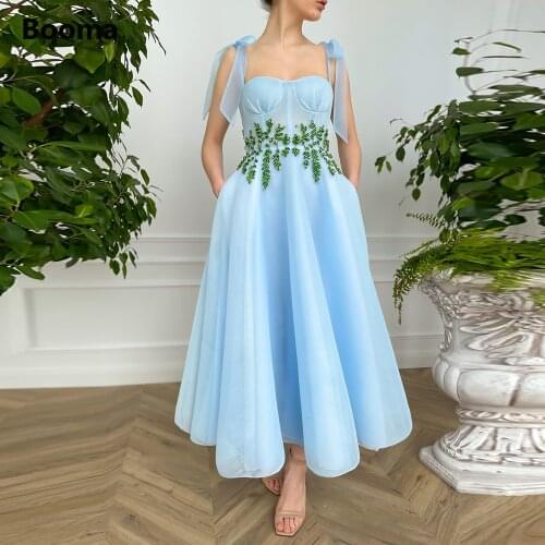 Booma Baby Blue Mesh Net Tulle Prom Dresses Sweetheart Bow Straps Crystal Green Leaves Tea-Length A-Line Wedding Party Dresses