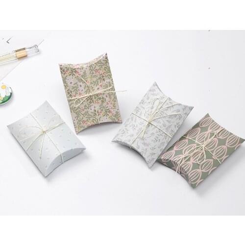 50pcs/lot Small Flower Pillow Box Ribbon Bow Present Pouch Kraft Paper Candy box Wedding Favors Gift Box Christmas Party Supply