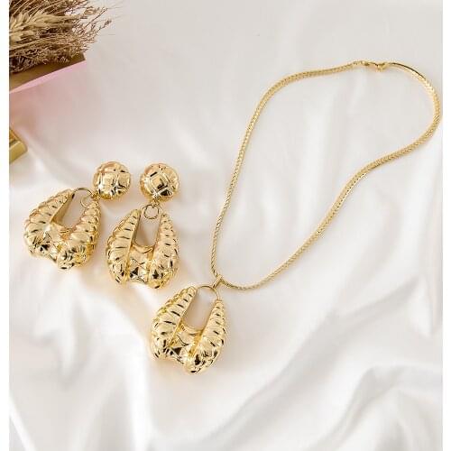 Golden Color Exquisite Style Copper Necklace And Earrings Jewelry Set For Women Customize Accept 2021 Popular Design