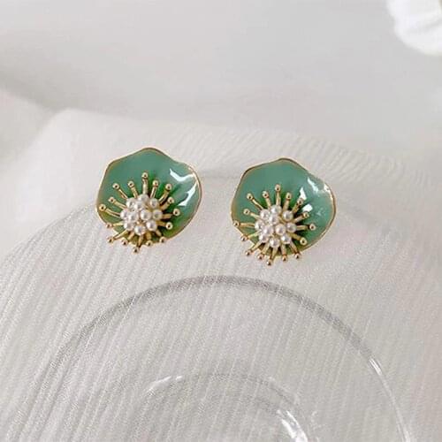 2020 New sweet contracted green pearl flowers Women earrings joker Vintage style Fresh Stud Earrings