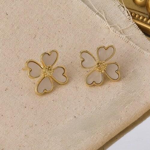VSnow Korean Fashion White Love Heart Shell Flowers Stud Earrings for Women Gold Color Metal Petal Earring Jewelry Pendientes