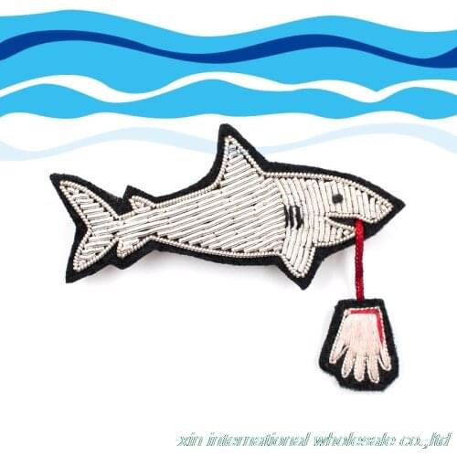 Creative design metal wire hand embroidery cartoon brooch Shark fun chapas para mochilas novel badge
