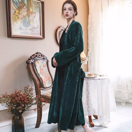 2020 Winter New Night Robe Sexy Long Coral Velvet Women Loose Nightgown French Romantic Thickened Warmth Can Be Worn Outside