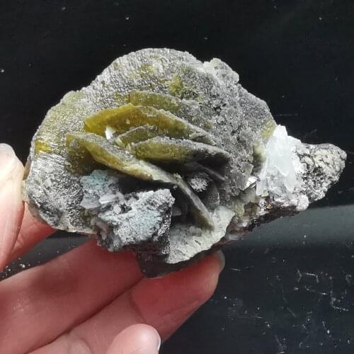 107.4g100% natural mica original stone and Brass Crystal Mineral Specimen healing energy furniture decoration QUARTZ GEM