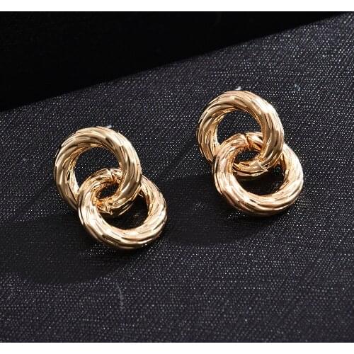 Hot Selling Twisted Round Stud Earrings Designer New Womens Alloy Geometric Type Cold Wind Temperament Jewelry Girl Pair