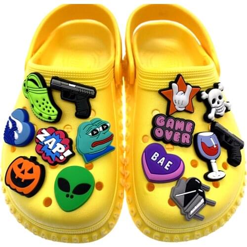 50PCS Wholesale Mix Cartoon Shoes Charms Fashion Animal Frog Icon Croc Accessories Graden Shoe Pumpkin Buckles Kids Party Gifts