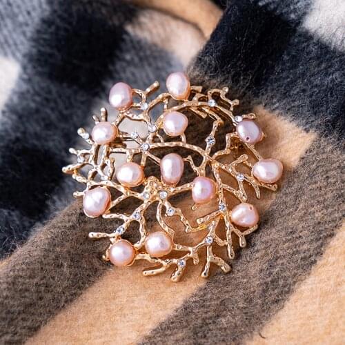 Vintage 2 Colors Freshwater Pearl Brooch For Women Luxury Hollow-out Coral Shape Branch Scarf Pins Crystal Jewelry Bridal Gift