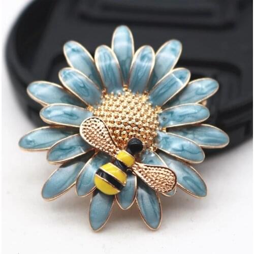 DoreenBeads Fashion Daisy Brooches For Women Flower Series Accessories Daisy Flower Bee Gray Enamel 40mm x 40mm, 1 Piece