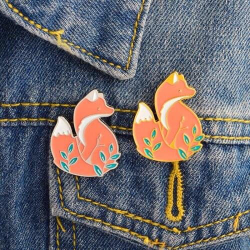 NEW creative animal brooches Metal Enamel Gold silver Red fox in grass brooch Button sweater Pins Badge Gifts bag accessories