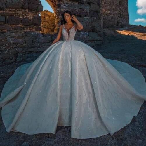 Glitter Crystal Wedding Dresses Sleeveless V Neck Sequins Custom Made Dubai Ball Gown Bridal Wedding Party Gown 2021