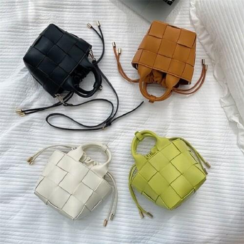 Fashion drawstring pleated handbag trendy messenger shoulder bag niche design woven small round bag for women shopping