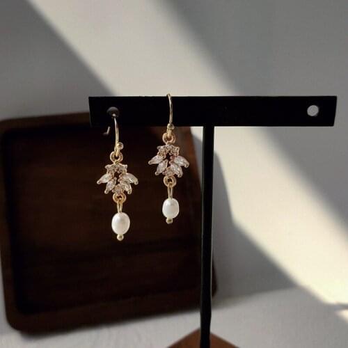 Simple Fashion Gold Plated Small Natural Pearls Drop Earrings for Women Elegant French Style Earring Handmade Jewelry 2021