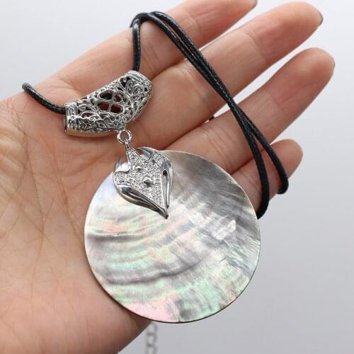 Natural Shell Pendent Necklace Leather Rope Round Hollow Flower Charming Shell Pendant Necklace for Women Gift