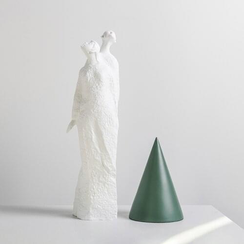 A Pair Of Men And Women Hug Look Up Statue Decoration Resin Crafts Lovers Gifts Home Soft Decorations House Office Sculpture