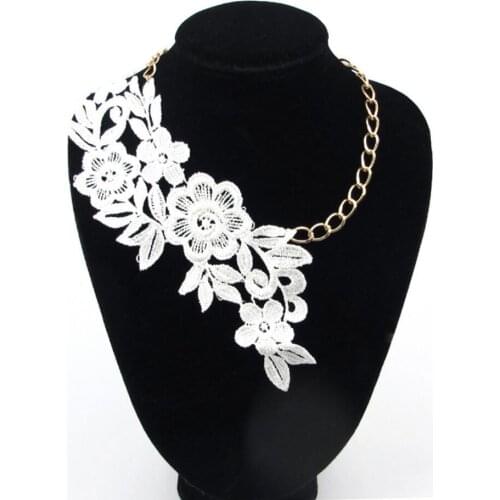 New Arrival Half Side Pretty Flowers and Golden Chain Lady`s Fashion Lace Choker Short Necklace