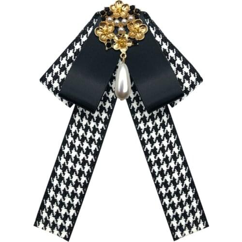 New Fabric Pearl Crystal Bow Tie Brooch Ribbon Bowknot Lapel Pin Cravat Corsage Jewelry Luxury Brooches for Women Accessories