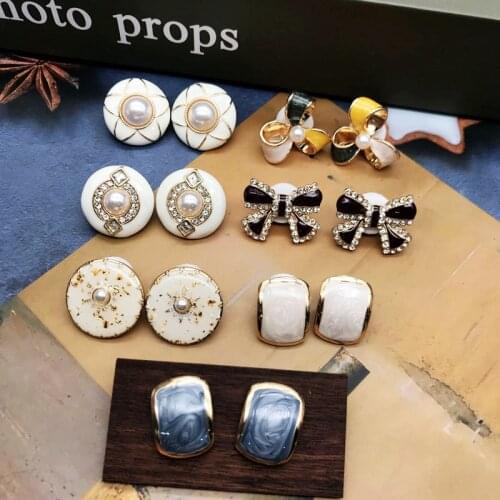 Retro Earrings Stud Enamel Bow Round Metal Lines Rhinestone Gold Glitter Elegant Ear Jewelry Femme Modern Party Accessories