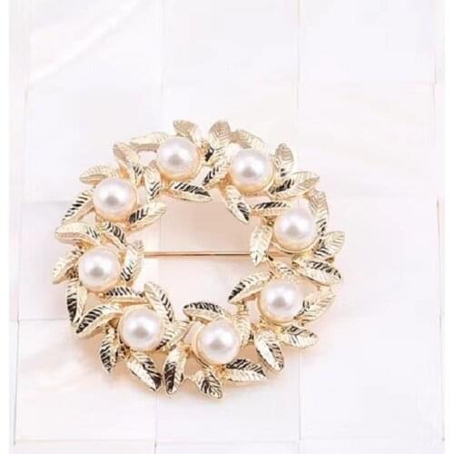 Europe and the United States fashion accessories new fashion coat wreath leaves pearl texture brooch corsage
