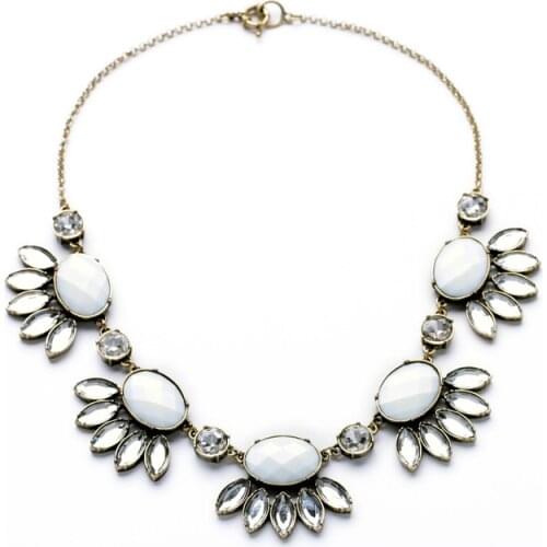 Bulk Price Different Colors Trendy Jewelry of the Hottest Sale Elegant Charming Resin Plant Shiny Gold Color Pendant Necklace