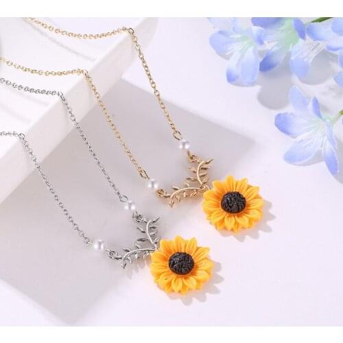 Charm Women Sunflower Pendant Necklace Acrylic Yellow Flower Round Pearl Beautiful Young Fashion Long Necklace Jewelry Gift X020