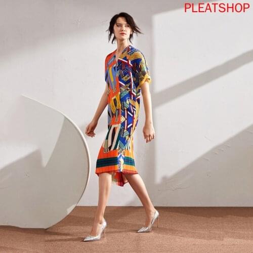 2020 New MIYAKE Pleated Dress Summer French V-neck Retro Temperament Printing Loose High-Waisted Irregular Medium-length Dress
