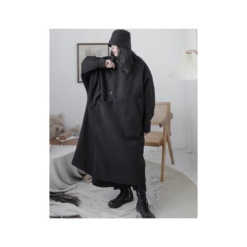 The new autumn and winter style deconstructs the loose individuality, the small minority, the asymmetry, the darkness, the lengt