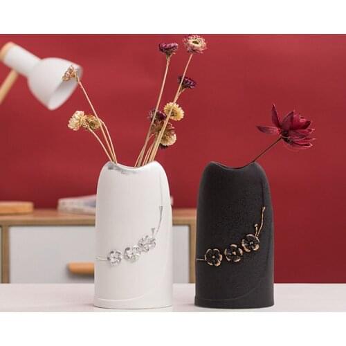 Nordic Ins Creative Ceramics White Black Vase Home Living Room Office Desktop Flower Arrangement Container Dry Flower Vase Decor
