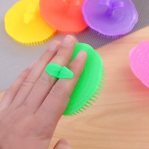 Soft and comfortable plastic shampoo brush massage head shampoo brush clean scalp artifact