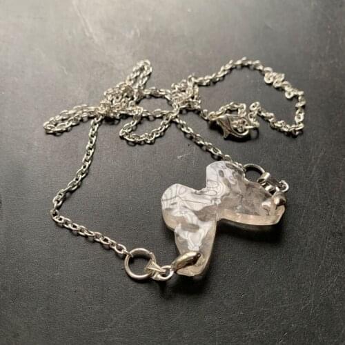 Natural Pink Quartz Stones Resin Pendant Orgone Energy Necklace Resin Insect Butterfly Crystal Chips Orgonite Necklace 1pc