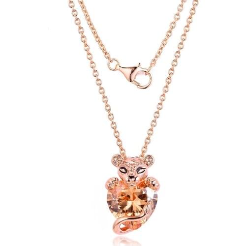 New Lioness Pendant Necklaces for Women Rose Golden Jewelry Long Chain Necklace Heart Stone Lion Female Choker Necklace Jewelry