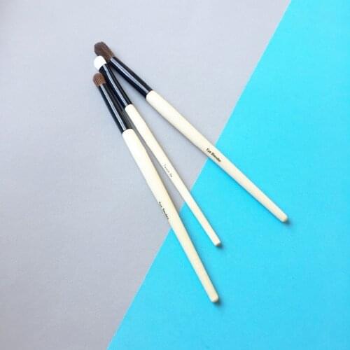 Wood Handle Eye Blender Smudge Touch-up Makeup Brushes - Expert Eye Shadow Shades Blending Brush - Beauty Makeup Applicator Tool