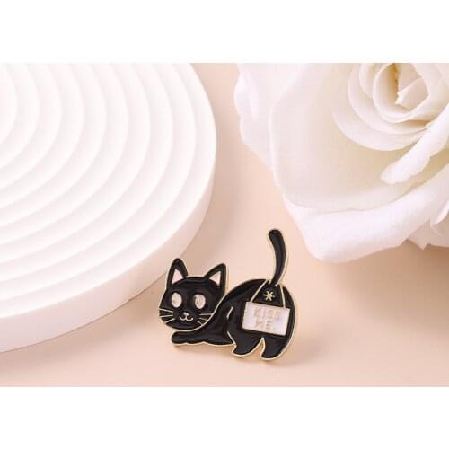 KISS ME Creative Cute Black Cat Brooch Funny Black Cat Lapel Pins New Animal Series Brooch Beautiful Backpack Badge